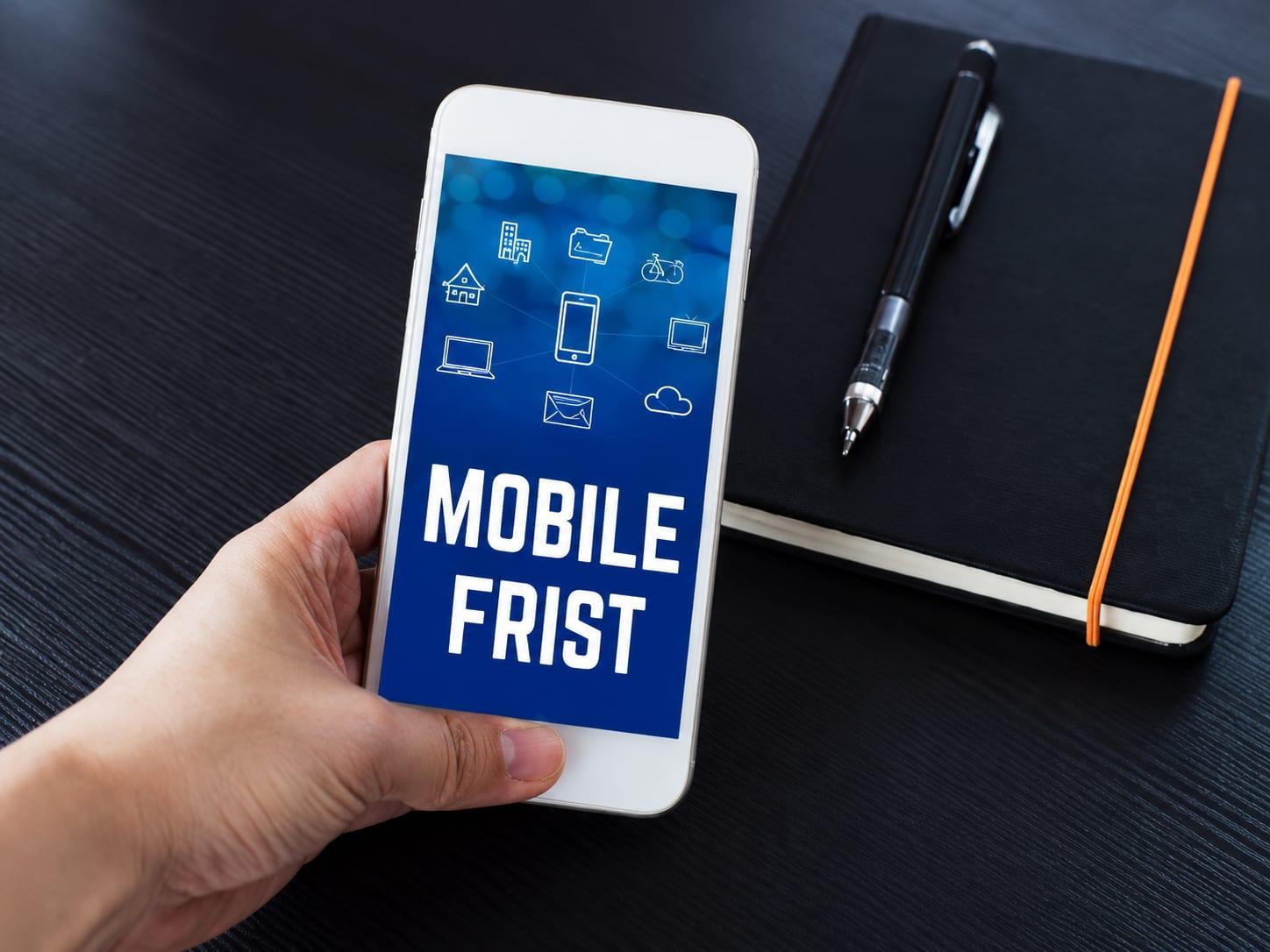 Hand hält ein Smartphone mit der Aufschrift Mobile First